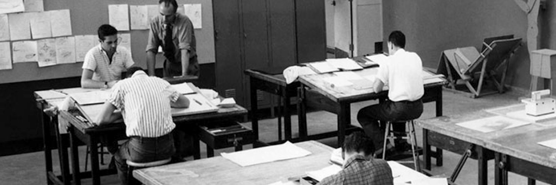 A black and white photo of students in Hin Bredendieck's class in the 1950s.
